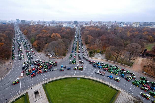 Bilder des Jahres 2019, News 11 November News Themen der Woche KW48 News Bilder des Tages Landwirte aus ganz Deutschland sind am Dienstag (26.11.2019) mit tausenden Traktoren nach Belin gefahren um gegen verschaerfte Umweltauflagen und strengere Duengeregeln zu protestieren. (Foto: Sternfahrt von der Siegessaeule aus gesehen) Die Trekkerdemonstratin legte zeitweise den Verkehr in der Bundeshauptstadt lahm. Die Traktoren waren mit einer Sternfahrt auf verschiedenen Routen ins Berliner Stadtzentrum zum Brandenburger Tor gefahren. Es handelt sich den Angaben zufolge um die groesste Traktordemo seit der deutschen Wiedervereinigung. (Siehe epd-Meldung vom 26.11.2019) Tausende Traktoren blockieren Berlin *** Farmers from all over Germany drove with thousands of tractors to Belin on Tuesday 26 11 2019 to protest against stricter environmental regulations and stricter duel rules Photo Rally seen from the Siegessaeule The Trekkerdemons Copyright: epd-bild RolfxZoellner EDITORIAL USE ONLY