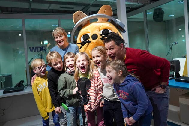 Bilder des Jahres 2019, Entertainment 11 November Entertainment Themen der Woche KW48 Entertainment Bilder des Tages Nina Heuser und Andre Gatzke mit Kindern und der Maus beim Fototermin und Werkstattbesuch zu Die Sendung mit der Maus zum Hören beim neuen Kinderradiokanal im WDR-Studio. Köln, 25.11.2019 *** Nina Heuser and Andre Gatzke with children and the mouse at a photo shoot and visit to the workshop of Die Sendung mit der Maus zum Hören at the new childrens radio channel at WDR Studio Cologne, 25 11 2019 Foto:xJ.xKrickx xFuturexImage