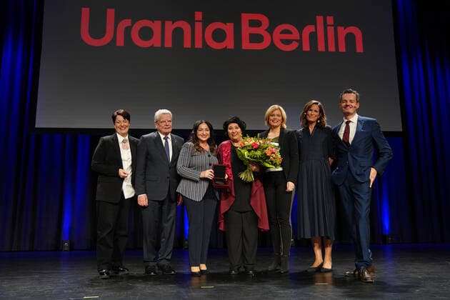 Bilder des Jahres 2019, News 11 November News Themen der Woche KW48 Urania Preisverleihung GER, Berlin,20191126, Urania Preisverleihung, Seyran Ates, Berlin, Rechtsanwältin, Frauenrechtlerin, Begründerin Ibd-Rushd-Goethe-Moschee Berlin, mit Moderatorin Tina Hardenberg, Dilek Kalayci, Bundesministerin Julia Klöckner, Joachim Gauck und Urania Vorstand Gabriele Thöne *** Urania Awards GER, Berlin,20191126, Urania Awards, Seyran Ates, Berlin, lawyer, womens rights activist, founder Ibd Rushd Goethe Moschee Berlin, with moderator Tina Hardenberg, Dilek Kalayci, Federal Minister Julia Klöckner, Joachim Gauck and Urania Chairman Gabriele Thöne
