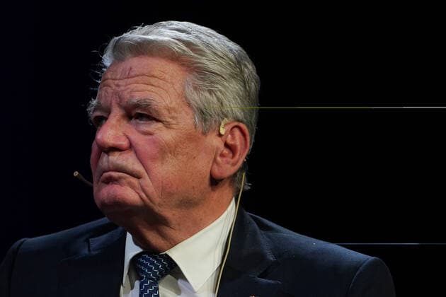 Urania Preisverleihung GER, Berlin,20191126, Urania Preisverleihung, Joachim Gauck ehemaliger Bundespräsident bei Seyran Ates, Berlin, Rechtsanwältin, Frauenrechtlerin, Begründerin Ibd-Rushd-Goethe-Moschee Berlin,