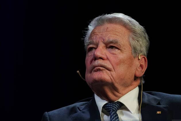 Urania Preisverleihung GER, Berlin,20191126, Urania Preisverleihung, Joachim Gauck ehemaliger Bundespräsident bei Seyran Ates, Berlin, Rechtsanwältin, Frauenrechtlerin, Begründerin Ibd-Rushd-Goethe-Moschee Berlin,