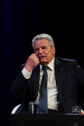 Urania Preisverleihung GER, Berlin,20191126, Urania Preisverleihung, Joachim Gauck ehemaliger Bundespräsident bei Seyran Ates, Berlin, Rechtsanwältin, Frauenrechtlerin, Begründerin Ibd-Rushd-Goethe-Moschee Berlin,