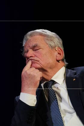 Urania Preisverleihung GER, Berlin,20191126, Urania Preisverleihung, Joachim Gauck ehemaliger Bundespräsident bei Seyran Ates, Berlin, Rechtsanwältin, Frauenrechtlerin, Begründerin Ibd-Rushd-Goethe-Moschee Berlin,