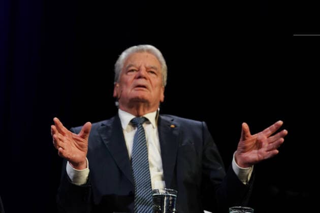 Urania Preisverleihung GER, Berlin,20191126, Urania Preisverleihung, Joachim Gauck ehemaliger Bundespräsident bei Seyran Ates, Berlin, Rechtsanwältin, Frauenrechtlerin, Begründerin Ibd-Rushd-Goethe-Moschee Berlin,