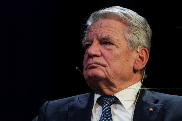 Urania Preisverleihung GER, Berlin,20191126, Urania Preisverleihung, Joachim Gauck ehemaliger Bundespräsident bei Seyran Ates, Berlin, Rechtsanwältin, Frauenrechtlerin, Begründerin Ibd-Rushd-Goethe-Moschee Berlin,