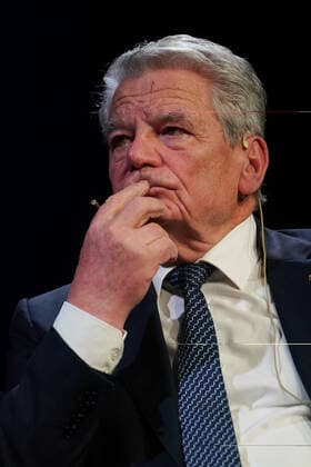Urania Preisverleihung GER, Berlin,20191126, Urania Preisverleihung, Joachim Gauck ehemaliger Bundespräsident bei Seyran Ates, Berlin, Rechtsanwältin, Frauenrechtlerin, Begründerin Ibd-Rushd-Goethe-Moschee Berlin,