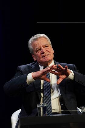 Urania Preisverleihung GER, Berlin,20191126, Urania Preisverleihung, Joachim Gauck ehemaliger Bundespräsident bei Seyran Ates, Berlin, Rechtsanwältin, Frauenrechtlerin, Begründerin Ibd-Rushd-Goethe-Moschee Berlin,