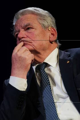Urania Preisverleihung GER, Berlin,20191126, Urania Preisverleihung, Joachim Gauck ehemaliger Bundespräsident bei Seyran Ates, Berlin, Rechtsanwältin, Frauenrechtlerin, Begründerin Ibd-Rushd-Goethe-Moschee Berlin,