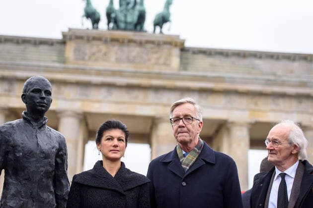News Bilder des Tages Berlin, Kunstevent Anything to say? der Bundestagsfraktion Die Linke auf dem Pariser Platz Deutschland, Berlin - 27 11 2019: Im Bild sind Sahra Wagenknecht (DIE LINKE), Dietmar Bartsch (Fraktionsvorsitzender DIE LINKE im Bundestag) und John Shipton (Vater von Julian Assange) auf der Veranstaltung unter dem Motto Medien unter Beschuss zu sehen. Berlin pariser platz Berlin Deutschland