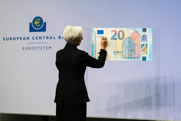 Bilder des Jahres 2019, News 11 November News Themen der Woche KW48 (191127) -- FRANKFURT, Nov. 27, 2019 (Xinhua) -- The new president of the European Central Bank (ECB) Christine Lagarde writes her signature on a 20 Euro display banknote at the ECB headquarters in Frankfurt, Germany, Nov. 27, 2019. Lagarde signed here on Wednesday euro banknotes, vowing to nurture and sustain European citizens trust in the single currency. FOR EDITORIAL USE ONLY. NOT FOR SALE FOR MARKETING OR ADVERTISING CAMPAIGNS. (Angela Morant ECB Handout via Xinhua) GERMANY-FRANKFURT-ECB-LAGARDE-SIGNATURE-BANKNOTES 