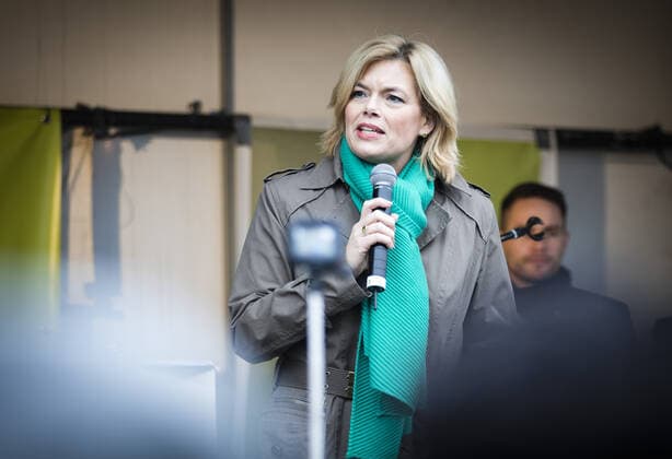 Bundeslandwirtschaftsministerin Julia Kloeckner (CDU) spricht im Rahmen der Bauern-Demo vor dem Brandenburger Tor in Berlin am 26.11.2019 Berlin Germany *** Federal Minister of Agriculture Julia Kloeckner CDU speaks at the farmers demonstration in front of the Brandenburg Gate in Berlin on 26 11 2019 Berlin Germany Copyright: xXanderxHeinl photothek.netx