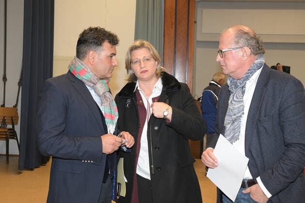 Bei den insolventen Gusswerken Saarbrücken verlieren 600 Mitarbeiter ihre Stelle. Insolvenzverwalter Franz Abel hat die Belegschaft am Mittwochmittag (27.11.2019) in der Turnhalle Brebach darüber informiert. Von den bislang 1000 Mitarbeitern können nur 400 bleiben. In der Turnhalle wurde auch einzeln bekannt gegeben, wer zu welcher Gruppe gehört. Das sorgte für Andrang an den Infoschaltern. Wirtschaftsministerin Anke Rehlinger (m.), Insolvenzverwalter Franz Abel (r.) und Investor Guiseppe Ferraro (l) waren gekommen. bub *** At the insolvent Gusswerke Saarbrücken, 600 employees lose their jobs Insolvency administrator Franz Abel informed the workforce on Wednesday noon 27 11 2019 in the Brebach gymnasium Of the 1000 employees so far, only 400 can remain In the gymnasium, it was also announced individually who belongs to which group This © bub