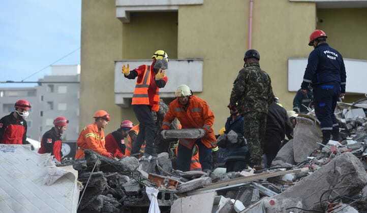 Bilder des Jahres 2019, News 11 November News Themen der Woche KW48 News Bilder des Tages (191127) -- DURRES (ALBANIA), Nov. 27, 2019 -- Rescuers work at the site of a collapsed building in the town of Durres, Albania, on Nov. 27, 2019. The death toll of the disastrous earthquake which hit Albania on Tuesday morning climbed to 21, and rescuers continued hunt for survivors, authorities said on Tuesday evening. ) ALBANIA-DURRES-EARTHQUAKE ZhangxLiyun 