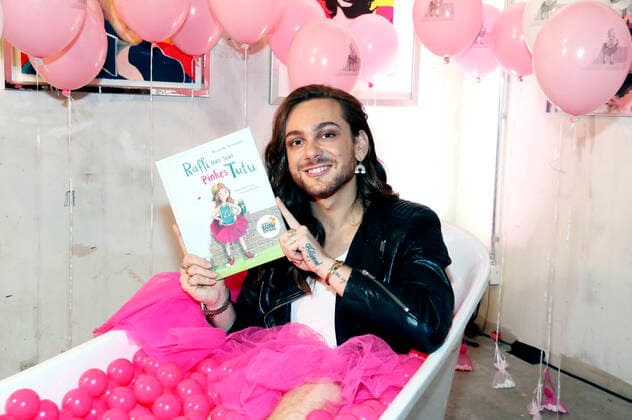 Bilder des Jahres 2019, Entertainment 11 November Entertainment Themen der Woche KW48 Entertainment Bilder des Tages Riccardo Simonetti beim Buch Launch Event Raffi und sein Pinkes Tutu von Riccardo Simonetti im Hotel nhow. Berlin, 27.11.2019 *** Riccardo Simonetti at the book launch event Raffi and his Pink Tutu by Riccardo Simonetti at the Hotel nhow Berlin, 27 11 2019 Foto:xA.xBuggex xFuturexImage