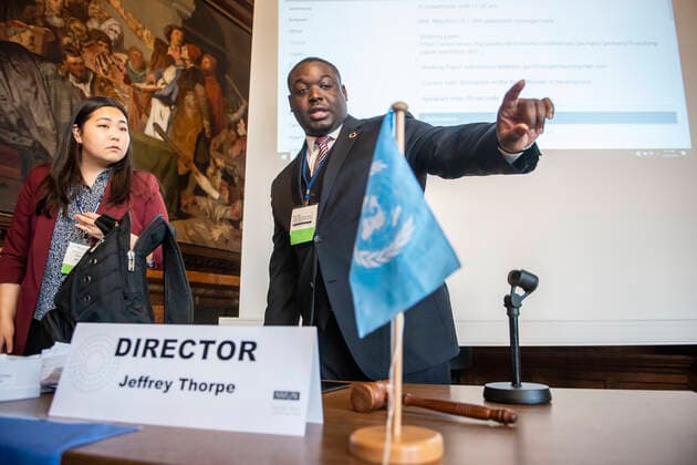 NATIONAL MODEL UNITED NATIONS KONFERENZ ERFURT 28 11 2019 - Erfurt: Jeffrey Thorpe stellt den Director dar während der National Model United Nations Konferenz im Erfurter Rathaus am 28. November 2019. _________________