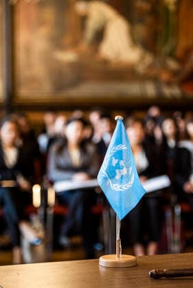 NATIONAL MODEL UNITED NATIONS KONFERENZ ERFURT 28 11 2019 - Erfurt: Die UN-Fahne auf dem Tisch während der National Model United Nations Konferenz im Erfurter Rathaus am 28. November 2019. _________________