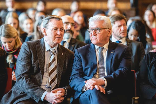 NATIONAL MODEL UNITED NATIONS KONFERENZ ERFURT 28 11 2019 - Erfurt: Der Thüringer Ministerpräsident Bodo Ramelow (DIE LINKE) und Bundespräsident Frank-Walter Steinmeier während der National Model United Nations Konferenz im Erfurter Rathaus am 28. November 2019. _________________