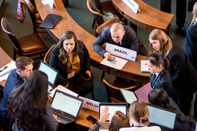 NATIONAL MODEL UNITED NATIONS KONFERENZ ERFURT 28 11 2019 - Erfurt: Teilnehmer im Gespräch während der National Model United Nations Konferenz im Erfurter Rathaus am 28. November 2019. _________________