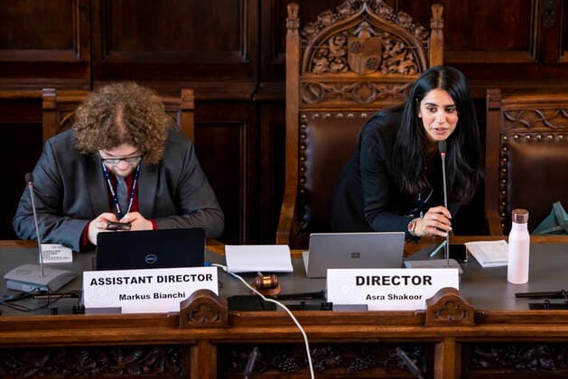 NATIONAL MODEL UNITED NATIONS KONFERENZ ERFURT 28 11 2019 - Erfurt: Asra Shakoor stellt eine Direktorin dar während der National Model United Nations Konferenz im Erfurter Rathaus am 28. November 2019. _________________