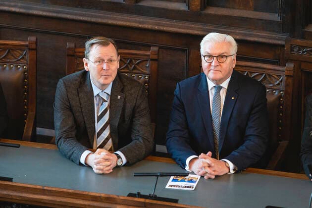NATIONAL MODEL UNITED NATIONS KONFERENZ ERFURT 28 11 2019 - Erfurt: Der Thüringer Ministerpräsident Bodo Ramelow (DIE LINKE) und Bundespräsident Frank-Walter Steinmeier während der National Model United Nations Konferenz im Erfurter Rathaus am 28. November 2019. _________________