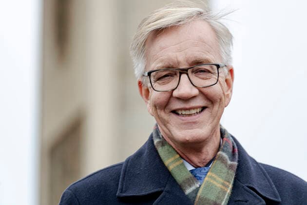 Dr. Dietmar Bartsch (Die Linke) am Brandenburger Tor in Berlin anlässich der Enthüllung einer Skupltur des italienischen Künstlers und Bildhauers Davide Dormino. Das Kunstwerk Anything to say? soll den Mut der Whistlebower Assange, Manning und Snowden würdigen und daran erinnern, wie wichtig es ist, die Wahrheit zu kennen! Dr. Dietmar Bartsch (The Left) at the Brandenburg Gate in Berlin on the unveiling of a sketch by the Italian artist and sculptor Davide Dormino. The artwork Anything to say? Is designed to honor the courage of the Whistlebower Assange, Manning and Snowden, and to recall the importance of knowing the truth! snapshot-photography M.Czapski