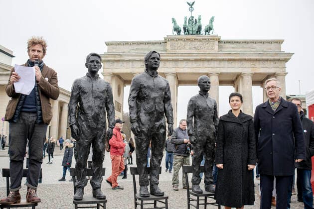 Bilder des Jahres 2019, News 11 November News Themen der Woche KW48 Künstler und Bildhauer Davide Dormino mit Sahra Wagenknecht und Dr. Dietmar Bartsch (beide Die Linke) am Brandenburger Tor in Berlin anlässich der Enthüllung einer Skupltur des italienischen Künstlers und Bildhauers Davide Dormino. Das Kunstwerk Anything to say? soll den Mut der Whistlebower Assange, Manning und Snowden würdigen und daran erinnern, wie wichtig es ist, die Wahrheit zu kennen! Artist and sculptor Davide Dormino with Sahra Wagenknecht and dr. Dietmar Bartsch (both The Left) at the Brandenburg Gate in Berlin on the unveiling of a sketch by the Italian artist and sculptor Davide Dormino. The artwork Anything to say? Is designed to honor the courage of the Whistlebower Assange, Manning and Snowden, and to recall the importance of knowing the truth! snapshot-photography M.Czapski *** Artist and sculptor Davide Dormino wit