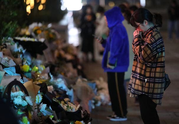 Fans lay individual wreathes and flowers at the recording scene in memorial of Godfrey Gao, a Taiwanese-Canadian model and actor, who died during the shooting of Zhejiang Television s reality show Chase Me, in Ningbo city, east China s Zhejiang province, 28 November 2019.