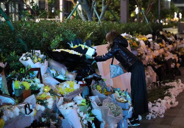Fans lay individual wreathes and flowers at the recording scene in memorial of Godfrey Gao, a Taiwanese-Canadian model and actor, who died during the shooting of Zhejiang Television s reality show Chase Me, in Ningbo city, east China s Zhejiang province, 28 November 2019.