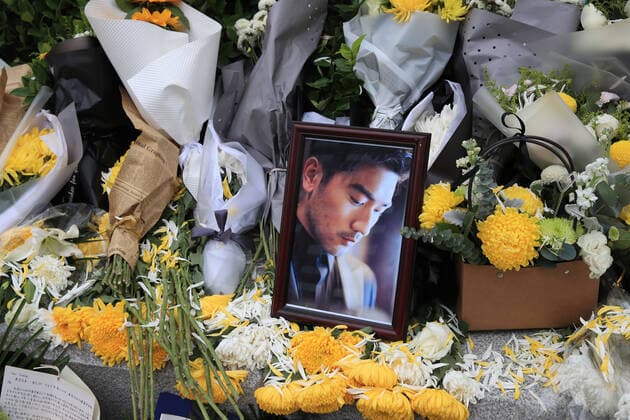 Entertainment Bilder des Tages Fans donate floral wreath at the Chase Me filming site where Taiwanese-Canadian model and actor Godfrey Gao had a cardiac arrest in in Ningbo city, east China s Zhejiang province, 29 November 2019. Godfrey Gao, Taiwanese-Canadian model and actor, and first Asian model to be signed on by luxury brand Louis Vuitton, had heart attack while filming for Chase Me , a Chinese city-and-sport-themed reality show broadcast by Zhejiang Television. Godfrey Gao passed away after hours of rescue in Ningbo city, east China s Zhejiang province, 27 November 2019. Fans gather at filming site to mourn for the death of Godfrey Gao in China  811329505677803727