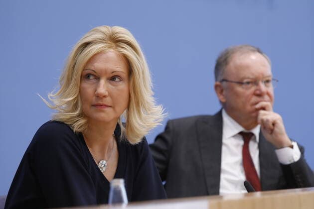 News Bilder des Tages Manuela Schwesig, Ministerpräsidentin des Landes Mecklenburg-Vorpommern (SPD), Stephan Weil, Ministerpräsident des Landes Niedersachsen (SPD), Deutschland, Berlin, Bundespressekonferenz, Thema: Zukunft der Windenergie, 29.11.2019 *** Manuela Schwesig, Prime Minister of Mecklenburg-Vorpommern SPD , Stephan Weil, Prime Minister of Lower Saxony SPD , Germany, Berlin, Federal Press Conference, Future of Wind Energy, 29 11 2019