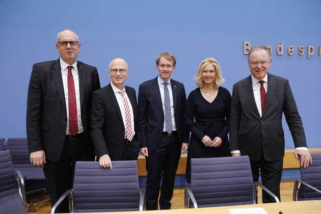 Bilder des Jahres 2019, News 11 November News Themen der Woche KW48 News Bilder des Tages Dr. Andreas Bovenschulte, Bürgermeister der Freien Hansestadt Bremen (SPD), Dr. Peter Tschentscher, Erster Bürgermeister der Freien und Hansestadt Hamburg (SPD), Daniel Günther, Ministerpräsident des Landes Schleswig-Holstein (CDU), Manuela Schwesig, Ministerpräsidentin des Landes Mecklenburg-Vorpommern (SPD), Stephan Weil, Ministerpräsident des Landes Niedersachsen (SPD), Deutschland, Berlin, Bundespressekonferenz, Thema: Zukunft der Windenergie, 29.11.2019 *** Dr Andreas Bovenschulte, Mayor of the Free Hanseatic City of Bremen SPD , Dr Peter Tschentscher, First Mayor of the Free and Hanseatic City of Hamburg SPD , Daniel Günther, Minister President of the State of Schleswig Holstein CDU , Manuela Schwesig, Minister President of the State of Mecklenburg-Vorpommern SPD , Stephan Weil, Minister President of the State of Lower Saxony SPD ,