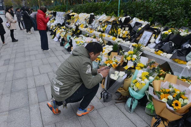 Fans lay individual wreathes and flowers at the recording scene in memorial of Godfrey Gao, a Taiwanese-Canadian model and actor, who died during the shooting of Zhejiang Television s reality show Chase Me, in Ningbo city, east China s Zhejiang province, 29 November 2019.