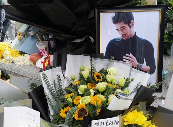 Fans lay individual wreathes and flowers at the recording scene in memorial of Godfrey Gao, a Taiwanese-Canadian model and actor, who died during the shooting of Zhejiang Television s reality show Chase Me, in Ningbo city, east China s Zhejiang province, 29 November 2019.