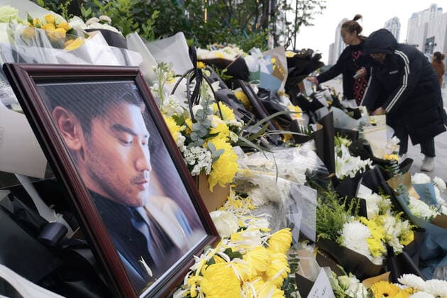Fans lay individual wreathes and flowers at the recording scene in memorial of Godfrey Gao, a Taiwanese-Canadian model and actor, who died during the shooting of Zhejiang Television s reality show Chase Me, in Ningbo city, east China s Zhejiang province, 29 November 2019.