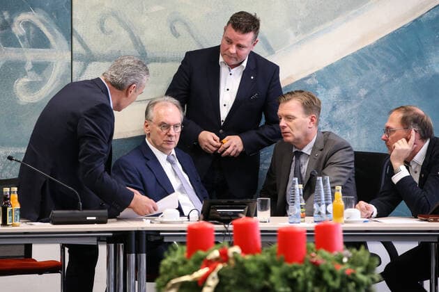 Bilder des Jahres 2019, News 11 November News Themen der Woche KW48 News Bilder des Tages Innenminister Holger Stahlknecht (CDU,Sachsen Anhalt),Ministerpräsident Reiner Haseloff (CDU,Sachsen Anhalt),Parlamentarischer Geschäftsführer Markus Kurze (CDU,Sachsen Anhalt),Stellv. Fraktionsvorsitzender Ulrich Thomas (CDU,Sachsen Anhalt),Lars Jörn Zimmer (CDU,Sachsen Anhalt) nach der Sitzung - Fraktionssitzung im Landtag von Sachsen Anhalt zu den Vorgängen im Fall Rainer Wendt *** Interior Minister Holger Stahlknecht CDU, Saxony Anhalt, Minister President Reiner Haseloff CDU, Saxony Anhalt, Parliamentary Director Markus Kurze CDU, Saxony Anhalt, Deputy Parliamentary Party Chairman Ulrich Thomas CDU, Saxony Anhalt, Lars Jörn Zimmer CDU, Saxony Anhalt after the meeting parliamentary group meeting in the Landtag of Saxony Anhalt on the events in the case Rainer Wendt