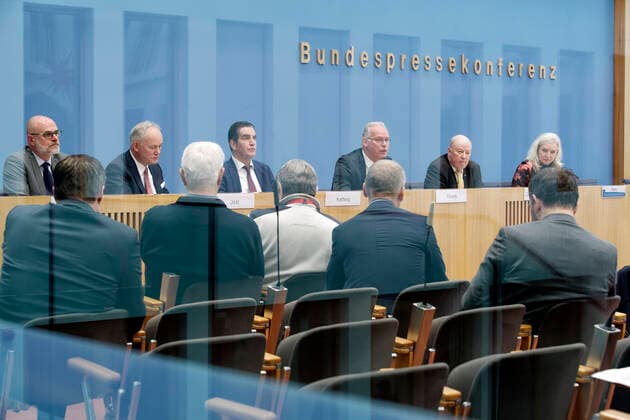 Bilder des Jahres 2019, News 11 November News Themen der Woche KW48 News Bilder des Tages Dirk Güsewell + Michael Jost + Hans-Dieter Kettwig + Hermann Albers + Wolfgang von Geldern 2019-11-29, Berlin, Deutschland Bundespressekonferenz. Vertreter von Windkraft- und Automobilindustrie sowie Energieversorger fordern von der Bundesregierung Sofortmaßnahmen gegen die Windenergiekrise. Im Bild v. l. Dirk Güsewell, Leiter Geschäftseinheit Erzeugung Portfolioentwicklung Energie Baden-WürttembergAG (EnBW), Michael Jost, Leiter Konzern Strategie Produkt und Chief Strategy Officer Volkswagen AG, Hans-Dieter Kettwig, Geschäftsführer Enercon GmbH, Hermann Albers, Präsident Bundesverband Windenergie (BWE), und Wolfgang von Geldern, Vorstandsvorsitzender Wirtschaftsverband Windkraftwerke (WVW). *** Dirk Güsewell Michael Jost Hans Dieter Kettwig Hermann Albers Wolfgang von Geldern 2019 11 29, Berlin, Germany Federal Press Confer
