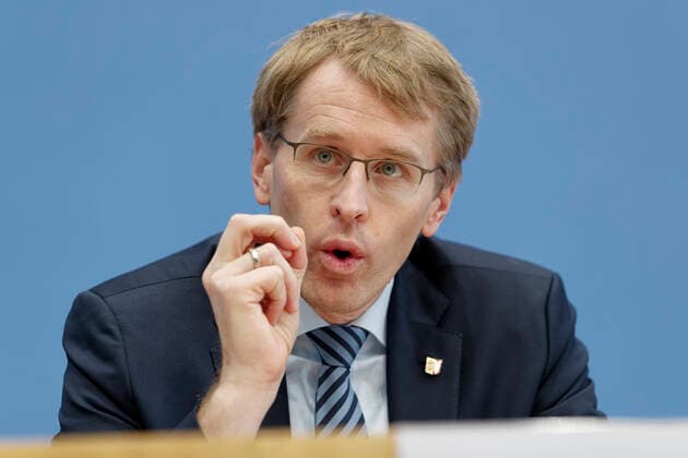 Daniel Günther 2019-11-29, Berlin, Deutschland Bundespressekonferenz. Die Ministerpräsidenten und Bürgermeister der nördlichen Bundesländer fordern vom Bundeswirtschafts- und -energieminister die Rücknahme der 1-km-Abstandsregel für Windräder. Im Bild Daniel Günther (CDU), Ministerpräsident von Schleswig-Holstein..