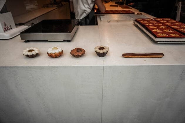 Affluence devant la boulangerie patisserie que le Chef patissier Cedric Grolet vient d ouvrir avenue de l opera. Affluence in front of the bakery patisserie that the world best pastry chef Cedric Grolet has just opened avenue de l opera. 248097 2019-11-28 Paris France _sans_perso  Copyright: xBarbaraxNeymanx xStarfacex STAR_248097_004