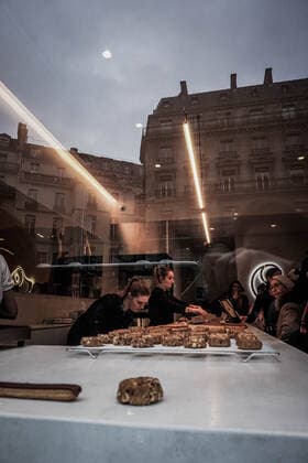 Affluence devant la boulangerie patisserie que le Chef patissier Cedric Grolet vient d ouvrir avenue de l opera. Affluence in front of the bakery patisserie that the world best pastry chef Cedric Grolet has just opened avenue de l opera. 248097 2019-11-28 Paris France _sans_perso  Copyright: xBarbaraxNeymanx xStarfacex STAR_248097_012