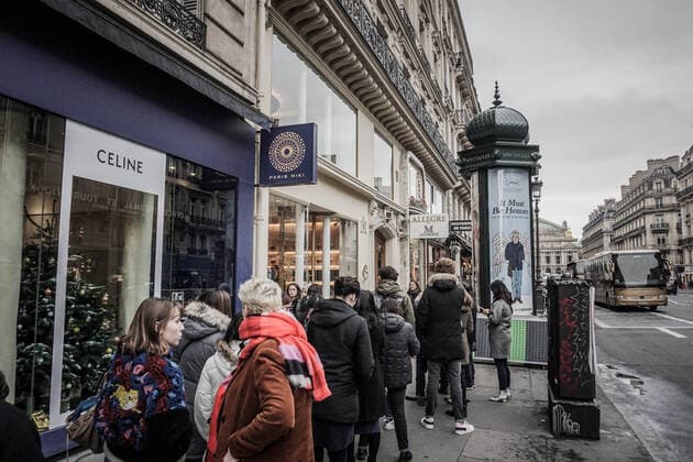 Affluence devant la boulangerie patisserie que le Chef patissier Cedric Grolet vient d ouvrir avenue de l opera. Affluence in front of the bakery patisserie that the world best pastry chef Cedric Grolet has just opened avenue de l opera. 248097 2019-11-28 Paris France _sans_perso  Copyright: xBarbaraxNeymanx xStarfacex STAR_248097_013