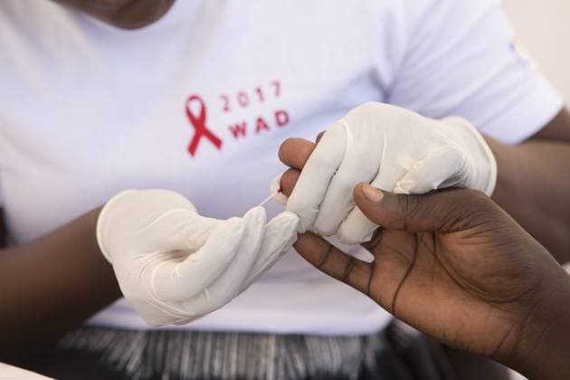 Bilder des Jahres 2019, News 11 November News Themen der Woche KW48 (191130) -- NAIROBI, Nov. 30, 2019 (Xinhua) -- A person receives a free HIV test during the World AIDS Day activities in Kigali, Rwanda, Dec. 1, 2017. (Xinhua Gabriel Dusabe) Xinhua Headlines: AIDS still substantial challenge to world although campaign forges ahead 