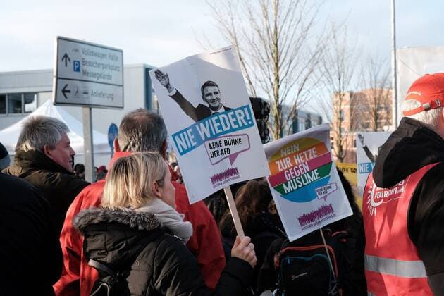 Bilder des Jahres 2019, News 11 November News Themen der Woche KW48 News Bilder des Tages 30.11.2019 xkhx Braunschweig AfD-Bundesparteitag Braunschweig zahlreiche Demonstranten demontrieren gegen die AFD *** 30 11 2019 xkhx Braunschweig AfD Federal Party Congress Braunschweig Numerous demonstrators demonstrate against the AFD