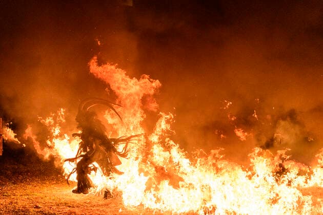 Bilder des Jahres 2019, News 11 November News Themen der Woche KW48 News Bilder des Tages Perchtenlauf (Krampus run, mask procession) with Krampus, fire Vösendorf Niederösterreich, Lower Austria Austria Wienerwald, Vienna Woods