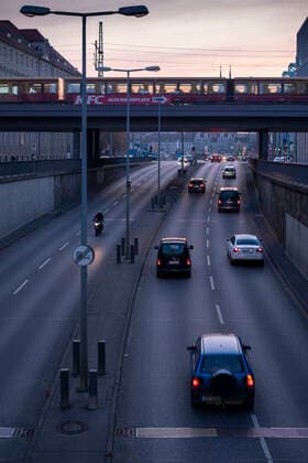 Alextunnel Deutschland, Berlin, 22.11.2019, Tunnelausfahrt Otto-Braun-Straße, S-Bahnbrücke,