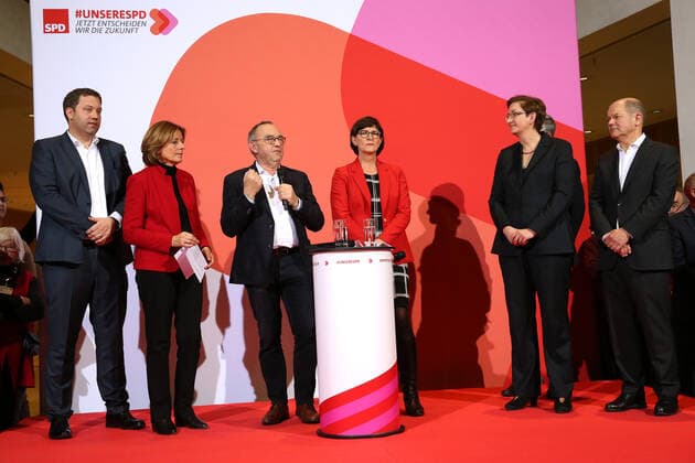 Wahl der neuen SPD Vorsitzenden Die Entscheidung über die neue SPD-Spitze ist gefallen. Bei der Stichwahl sind Saskia Esken und Norbert Walter-Borjans gewählt worden. Berlin Kreuzberg Berlin Deutschland *** Election of the new SPD chairman The decision on the new SPD leadership has been made Saskia Esken and Norbert Walter Borjans were elected in the run-off election Berlin Kreuzberg Berlin Germany