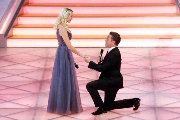 Bilder des Jahres 2019, Entertainment 11 November Entertainment Themen der Woche KW48 Entertainment Bilder des Tages ARD: Das Adventsfest der 100.000 Lichter . Stefan Mross macht seiner Freundin Anna Carina Woitschack einen Heiratsantrag während der ARD Fernsehshow Das Adventsfest der 100.000 Lichter am 30.11.2019 im Congress Center Suhl. 20191130BOS0013 *** ARD Das Adventsfest der 100 000 Lichter Stefan Mross proposes marriage to his girlfriend Anna Carina Woitschack during the ARD TV show Das Adventsfest der 100 000 Lichter on 30 11 2019 at the Congress Center Suhl 20191130BOS0013