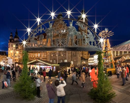 Festlich beleuchtet ist der Weihnachtsmarkt um das Rathaus in Chemnitz am 30.11.2019. Zwischen Pyramide, Schwibbogen und Weihnachtsbaum können Besucher bis zum 23.12. an mehr als 200 Ständen erzgebirgische Volkskunst, weihnachtliche Leckereien und Geschenke kaufen. Sterneffektfilter Chemnitz Sachsen Deutschland