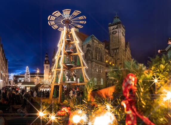 Festlich beleuchtet ist der Weihnachtsmarkt um das Rathaus in Chemnitz am 30.11.2019. Zwischen Pyramide, Schwibbogen und Weihnachtsbaum können Besucher bis zum 23.12. an mehr als 200 Ständen erzgebirgische Volkskunst, weihnachtliche Leckereien und Geschenke kaufen. Sterneffektfilter Chemnitz Sachsen Deutschland
