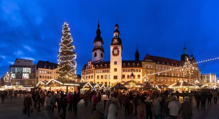 Festlich beleuchtet ist der Weihnachtsmarkt um das Rathaus in Chemnitz am 30.11.2019. Zwischen Pyramide, Schwibbogen und Weihnachtsbaum können Besucher bis zum 23.12. an mehr als 200 Ständen erzgebirgische Volkskunst, weihnachtliche Leckereien und Geschenke kaufen. Panoramafoto Chemnitz Sachsen Deutschland