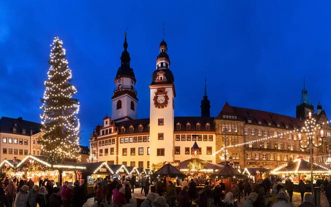 Festlich beleuchtet ist der Weihnachtsmarkt um das Rathaus in Chemnitz am 30.11.2019. Zwischen Pyramide, Schwibbogen und Weihnachtsbaum können Besucher bis zum 23.12. an mehr als 200 Ständen erzgebirgische Volkskunst, weihnachtliche Leckereien und Geschenke kaufen. Panoramafoto Chemnitz Sachsen Deutschland